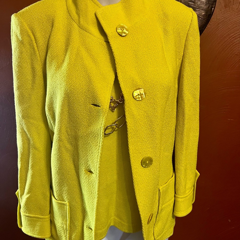 St John 2 piece ensemble, the color is a yellow, the size M